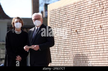 Weimar, Deutschland. April 2021. Bundespräsident Frank-Walter Steinmeier und seine Frau Elke Büdenbender stehen vor der Installation "Verschwindende Mauer - mit Botschaften, die bleiben" mit 163 Zitaten von 99 Überlebenden der Konzentrationslager Buchenwald und Mittelbau-Dora vor 76 Jahren während einer Veranstaltung zur Befreiung der Lager. Quelle: Ronny Hartmann/AFP-POOL/dpa/Alamy Live News Stockfoto