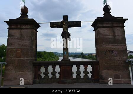 Ein Kruzifix an der Römerbrücke, alte römische Brücke über die Mosel, Trier, Deutschland Stockfoto