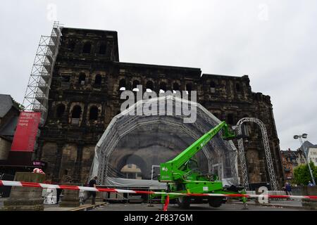 Blick auf den Porta-Nigra-Platz in Trier, mit Vorbereitungen zur Messe Stockfoto