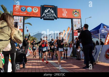 Athleten, die aufgrund der Pandemie beim Alanya Ultra Trail Rennen mit sozialer Distanz gestartet sind, am Startpunkt in Alanya, Antalya, Türkei. Stockfoto