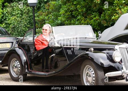 Lady fährt einen MG TF Midget bei der Oldtimer-Rallye in Rhu, Schottland Stockfoto