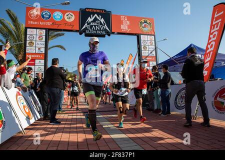 Athleten, die aufgrund der Pandemie beim Alanya Ultra Trail Rennen mit sozialer Distanz gestartet sind, am Startpunkt in Alanya, Antalya, Türkei. Stockfoto