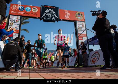 Athleten, die aufgrund der Pandemie beim Alanya Ultra Trail Rennen mit sozialer Distanz gestartet sind, am Startpunkt in Alanya, Antalya, Türkei. Stockfoto