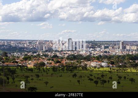 Brasilia, Distrito Federal, Brasilien. April 2021. Brasilia (DF), 10/04/2021 - POR DO SOL EM BRASILIA-DF - Por do Sol na cidade de Brasilia no Distrito Federal, na tarde deste sabado Credit: Leco Viana/TheNEWS2/ZUMA Wire/Alamy Live News Stockfoto