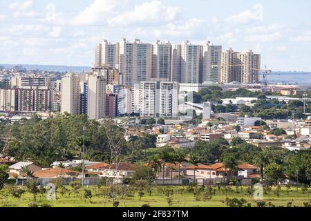 Brasilia, Distrito Federal, Brasilien. April 2021. Brasilia (DF), 10/04/2021 - POR DO SOL EM BRASILIA-DF - Por do Sol na cidade de Brasilia no Distrito Federal, na tarde deste sabado Credit: Leco Viana/TheNEWS2/ZUMA Wire/Alamy Live News Stockfoto