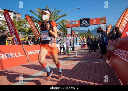 Athleten, die aufgrund der Pandemie beim Alanya Ultra Trail Rennen mit sozialer Distanz gestartet sind, am Startpunkt in Alanya, Antalya, Türkei. Stockfoto