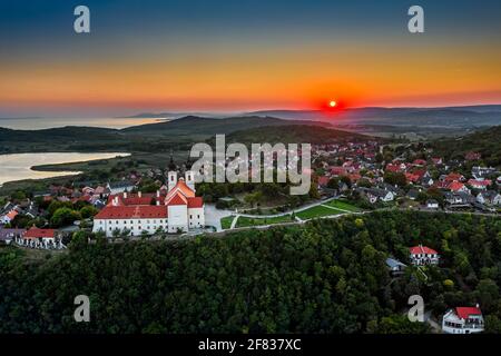 Tihany, Ungarn - Luftpanorama des berühmten Benediktinerklosters von Tihany (Tihany Abtei, Tihanyi Apatsag) mit schönem goldenen Himmel bei Sonne Stockfoto