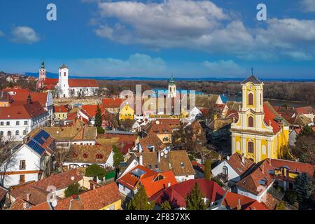 Szentendre, ungarn - Luftaufnahme der Stadt Szentendre an einem sonnigen Tag mit der Serbisch-orthodoxen Kathedrale von Belgrad, der Pfarrei des Heiligen Johannes des Täufers C Stockfoto