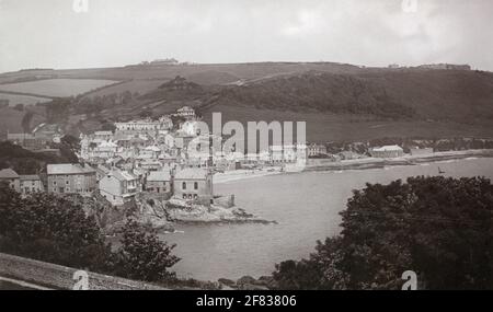 Eine historische Ansicht des kleinen Küstendorfes Cawsand, Cornwall, Großbritannien, aus einer Postkarte c. 1903. Cawsand Fort, Makers Heights Barracks und Grenville Battery sind zu sehen. Stockfoto