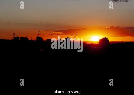 Brasilia, Distrito Federal, Brasilien. April 2021. Brasilia (DF), 10/04/2021 - POR DO SOL EM BRASILIA-DF - Por do Sol na cidade de Brasilia no Distrito Federal, na tarde deste sabado Credit: Leco Viana/TheNEWS2/ZUMA Wire/Alamy Live News Stockfoto