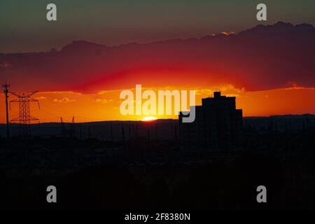 Brasilia, Distrito Federal, Brasilien. April 2021. Brasilia (DF), 10/04/2021 - POR DO SOL EM BRASILIA-DF - Por do Sol na cidade de Brasilia no Distrito Federal, na tarde deste sabado Credit: Leco Viana/TheNEWS2/ZUMA Wire/Alamy Live News Stockfoto