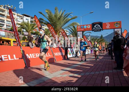 Athleten, die aufgrund der Pandemie beim Alanya Ultra Trail Rennen mit sozialer Distanz gestartet sind, am Startpunkt in Alanya, Antalya, Türkei. Stockfoto