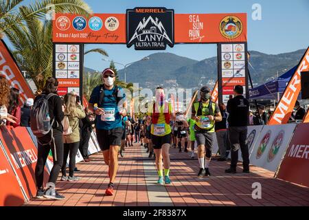 Athleten, die aufgrund der Pandemie beim Alanya Ultra Trail Rennen mit sozialer Distanz gestartet sind, am Startpunkt in Alanya, Antalya, Türkei. Stockfoto