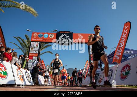 Athleten, die aufgrund der Pandemie beim Alanya Ultra Trail Rennen mit sozialer Distanz gestartet sind, am Startpunkt in Alanya, Antalya, Türkei. Stockfoto