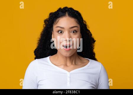 Wow. Porträt Einer Erstaunten Schwarzen Dame, Die Den Mund In Aufregung Öffnet Stockfoto