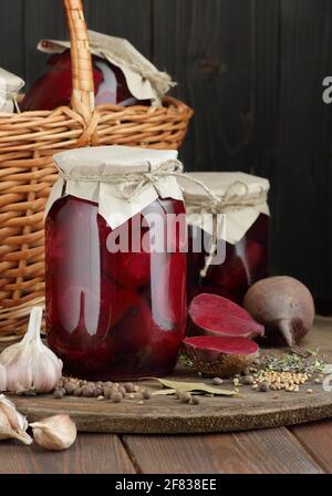 Rote Bete in Glasgefäßen auf rustikalem Holzhintergrund, Nahaufnahme, Lösung zur Lagerung von Lebensmitteln, Konserven, Batch-Garen, Reste sparen, Plastik Fr. Stockfoto