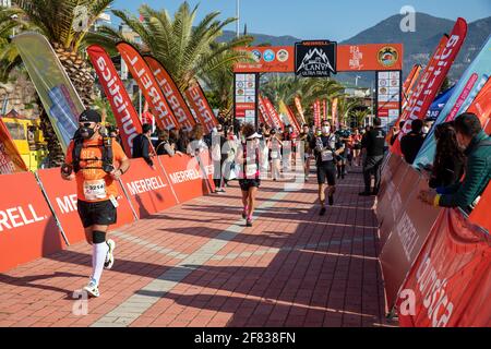 Athleten, die aufgrund der Pandemie beim Alanya Ultra Trail Rennen mit sozialer Distanz gestartet sind, am Startpunkt in Alanya, Antalya, Türkei. Stockfoto