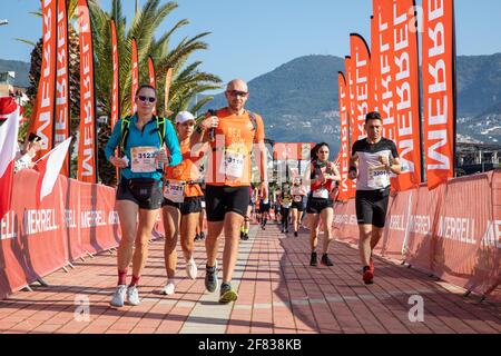 Athleten, die aufgrund der Pandemie beim Alanya Ultra Trail Rennen mit sozialer Distanz gestartet sind, am Startpunkt in Alanya, Antalya, Türkei. Stockfoto