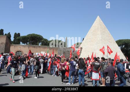 Roma, Italia - 25 aprile 2019: Il corteo dell'Anpi sfila per le strade della capitale in occasione dell'anniversario della Liberazione d'Italia Stockfoto