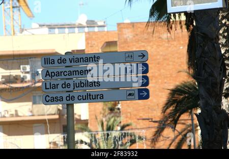 Touristeninformationsschild in der Küstenstadt Lloret de Mar an der Costa Brava in der Nähe von Calella in Katalonien Spanien EU 2019 Stockfoto