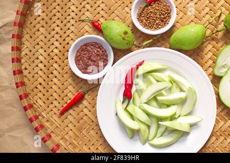 Grüne Mango mit Garnelenpaste auf Bambusblech schneiden Stockfoto