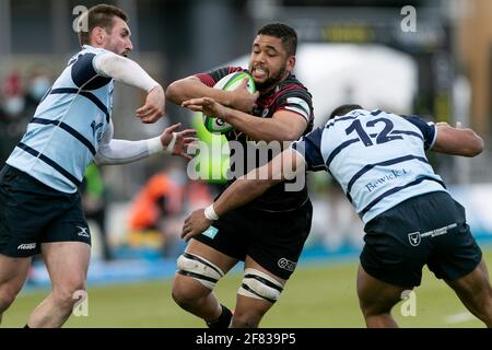 LONDON, GROSSBRITANNIEN. 11. APRIL: Andy Christie von Saracens wird am Sonntag, 11. April 2021, von Reuben Bird-Tulloch von Bedford Blues während des Greene King IPA Championship-Spiels zwischen Saracens und Bedford Blues im Allianz Park, London, angegangen. (Kredit: Juan Gasparini, MI News) Kredit: MI Nachrichten & Sport /Alamy Live Nachrichten Stockfoto