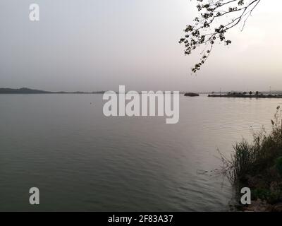 Wunderschöne Aussicht auf den See Stockfoto