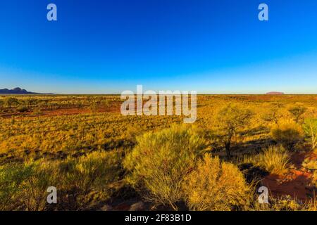 Kata Tjuta oder der Olgas und Uluru oder Ayers Rock im Uluru-Kata Tjuta National Park aus Sicht des Dünenbeobachtungs-Bereichs im Northern Territory, Australien Stockfoto