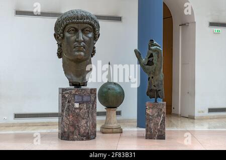 Kolossaler Kopf von Kaiser Konstantin (um 337 n. Chr.), Globus und Hand, Ausstellung in den Kapitolinischen Museen (Musei Capitolini) in Rom, Italien Stockfoto