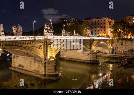 Stadt Rom in Italien, Ponte Vittorio Emanuele II Brücke am Tiber in der Nacht Stockfoto