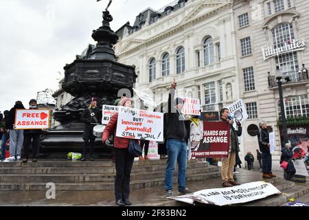 LONDON, GROSSBRITANNIEN. 10. APRIL: Demonstranten protestieren am Samstag, den 10. April 2021 im Piccadilly Circus, London, gegen die Auslieferung des WKI-Leaks-Gründers Julian Assange. (Quelle: Ivan Yordanov) Quelle: MI News & Sport /Alamy Live News Stockfoto