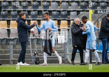 VENLO, NIEDERLANDE - APRIL 11: Trainer Roger Schmidt vom PSV Eindhoven, Cody Gakpo vom PSV Eindhoven, Pablo Rosario vom PSV Eindhoven während des Du Stockfoto