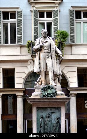 Turin, Piemont, Italien -04/20/2019- Turin die Statue von Vincenzo Giberti auf dem Carignano-Platz. Stockfoto