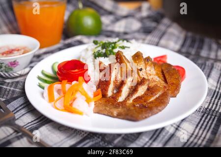 Gebrochener Reis mit veganem Fleisch und Gemüse - vietnamesisches Essen Stockfoto