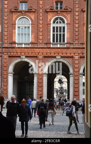 Turin, Piemont/Italien -04/20/2019- Turin der Innenhof des Palazzo Carignano, der das erste parlament des Vereinigten Königreichs Italien beherbergt. Stockfoto