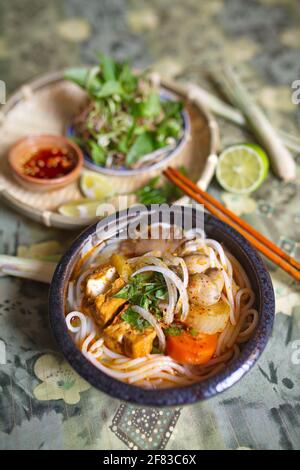 Veganer Reis vermicelli: Vietnamesische Suppe mit Reis vermicelli und Gemüse (Hue-Stil) Stockfoto