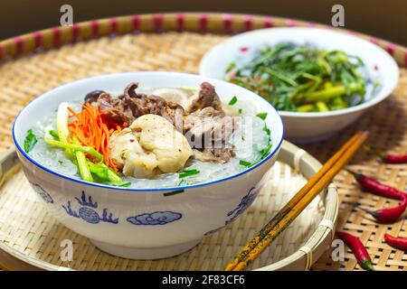 Schüssel mit Nudelsuppe aus Glas und Aufschnitt Stockfoto