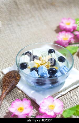 Khuc Bach Sweet Gruel - Süße Suppe mit verschiedenen Gelees Pudding und Heidelbeeren Belag Stockfoto