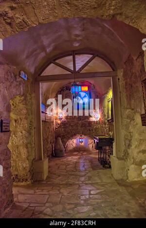 Vom Besucherzentrum ging es weiter zum Akropolis-Museum, das @Madaba, Jordanien, führte Stockfoto