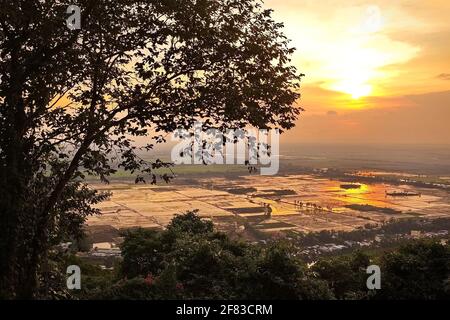 Silhouette der Bäume im Berg auf Sonnenuntergang Landschaft Hintergrund, Blick vom Sam Berg, Chau Doc, an Giang Provinz, Vietnam Stockfoto