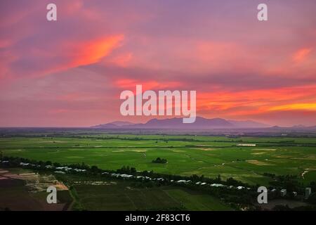 Landschaft von Chau Doc, an Giang Provinz (Vietnam) im Sonnenuntergang, Blick vom Sam Berg Stockfoto