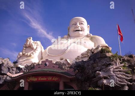 Vietnamesische größte Maitreya Buddha-Statue auf dem Berg Cam (Verbotener Berg) Stockfoto