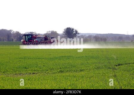 Landwirt, der im Frühjahr im Norden Feldfrüchte sprüht Yorkshire April Großbritannien Stockfoto