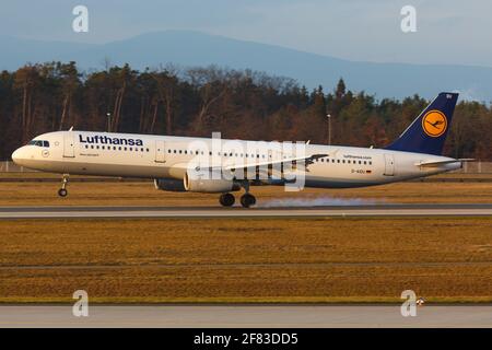 Frankfurt, Deutschland - 07. Dezember 2017: Lufthansa Airbus A321 am Frankfurter Flughafen (FRA) in Deutschland. Airbus ist ein Flugzeughersteller aus Toulouse, Stockfoto