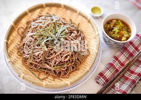 Soba-Nudeln auf Bambustablett, mit vorgestelltes Sojasauce verwenden Stockfoto