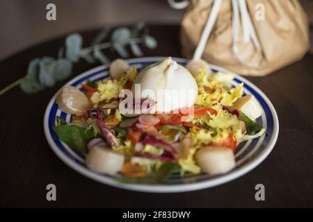Gemischtes buntes Gemüsesalat mit Burrata-Käse und Jakobsmuscheln Stockfoto