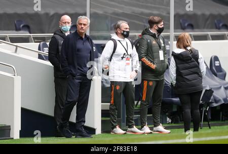 Jose Mourinshan, Manager von Tottenham Hotspur (2. Links), vor dem Premier League-Spiel im Tottenham Hotspur Stadium, London. Bilddatum: Sonntag, 11. April 2021. Stockfoto