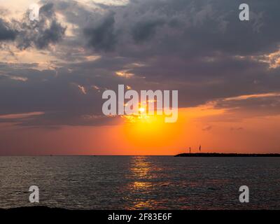 Sonnenaufgang über dem Meer und wunderschöne cloudscape Stockfoto