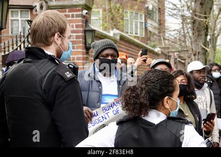 London, Großbritannien. 11.. April 2021. Metropolitan Police Officers kommen im Abuja House an, um sich mit den Demonstranten beim „Buhari Must Go“-Protest vor dem nigerianischen High Commission Residence zu beschäftigen. Stockfoto