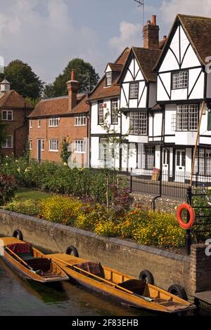 Alte Fachwerkhäuser und Jet-Gebäude mit Blick auf die Westgate Gardens und den Fluss Stour, mit Punt River Boats, Canterbury, Kent, Großbritannien Stockfoto